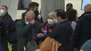 José Manuel Albares, ministro de Exteriores de España, recibe en Barajas a los evacuados de Ucrania