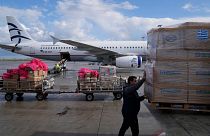 اقلام کمکی نظامی و غیرنظامی یونان در حال بارگذاری در هواپیما برای اعزام به اوکراین