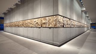 Η νοτιοδυτική γωνία της ζωφόρου του Παρθενώνα, από την οποία ξεκινούν τα δύο σκέλη της πομπής των Παναθηναίων © Μουσείο Ακρόπολης.