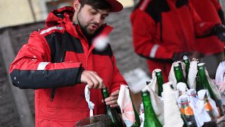 متطوع يوضح عملية تحضير زجاجات المولوتوف في مصنع برافدا الحقيقة للجعة في لفيف، أوكرانيا، في 27 فبراير 2002.