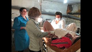 Ein Frau bringt ihr Baby im Keller des Krankenhauses in Luhansk zur Welt.