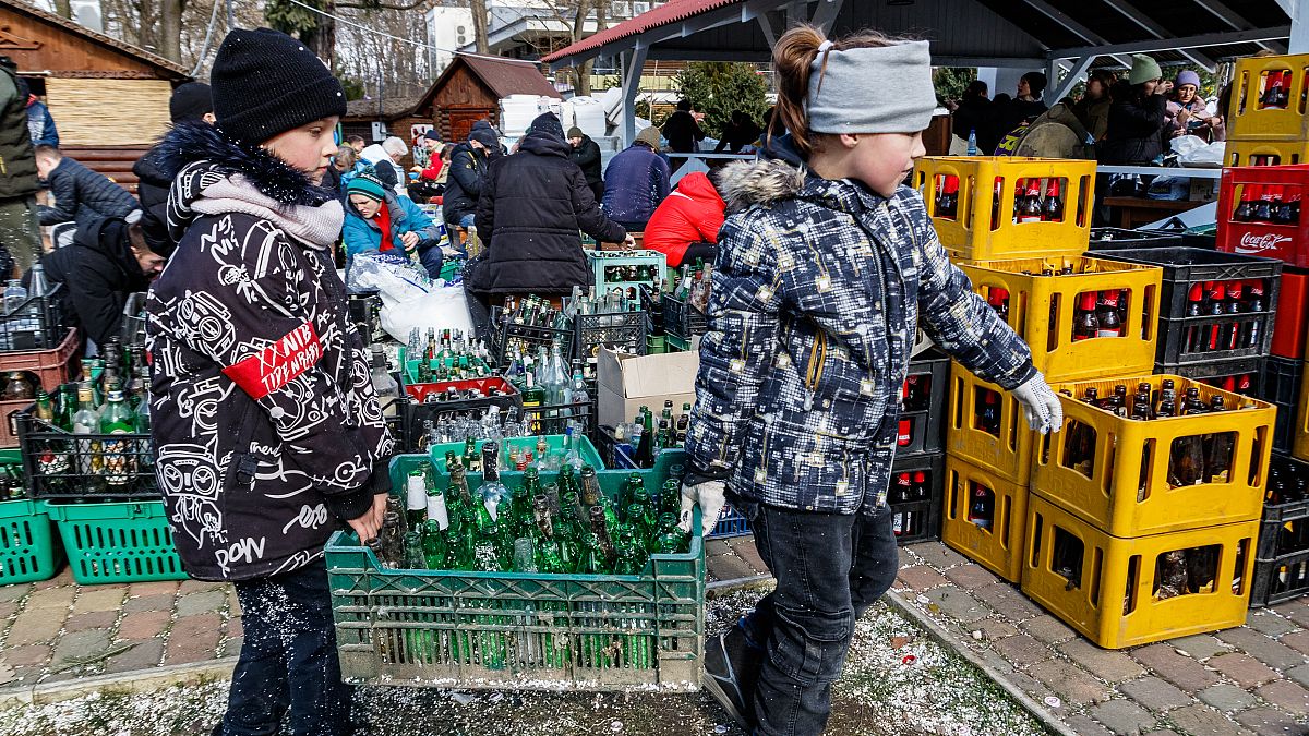 Gyerekek viszik a Molotov-koktélhoz használt üvegeket