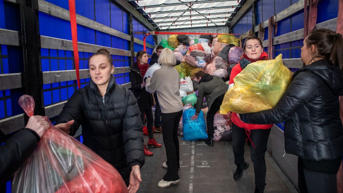 Freiwillige Helfer:innen in Vilnus holen Spenden für ukrainische Flüchtlinge aus dem Laster