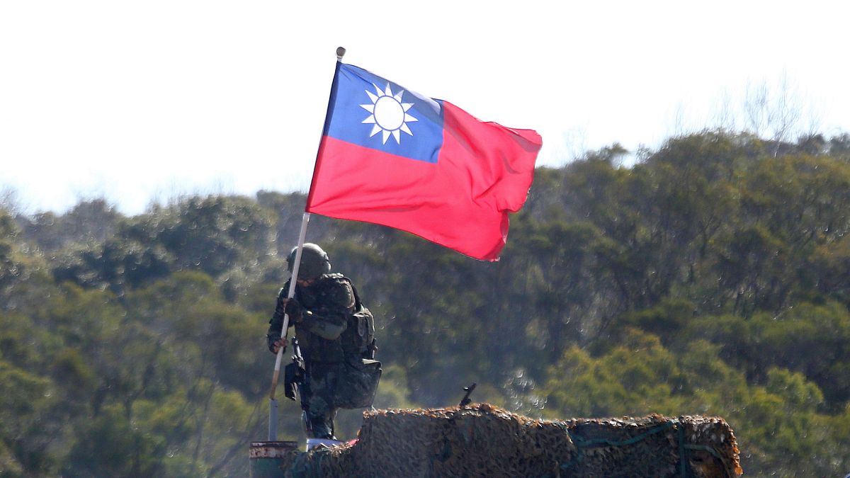 Br askeri tatbikat sırasında Tayvan bayrağı tutan asker (arşiv) 