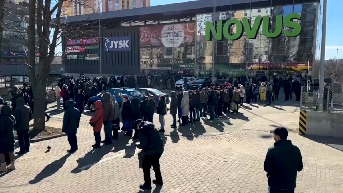 طوابير طويلة أمام المحلات التجارية في كييف. 