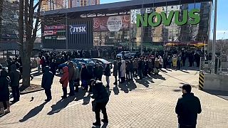 طوابير طويلة أمام المحلات التجارية في كييف.