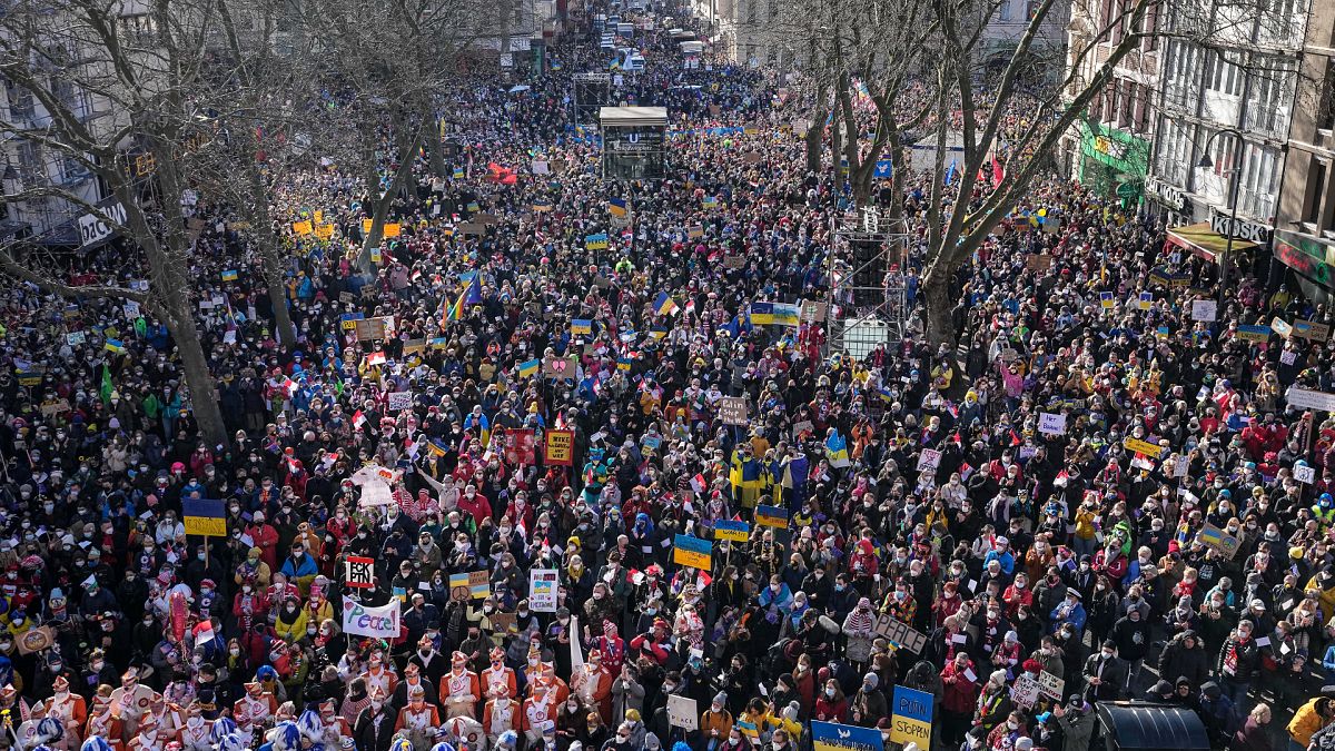 Almanya'nın Köln kentinde, Rusya-Ukrayna savaşı dolayısıyla düzenlenen "Barış Yürüyüşü"ne 250 bin kişi katıldı