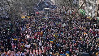 Almanya'nın Köln kentinde, Rusya-Ukrayna savaşı dolayısıyla düzenlenen "Barış Yürüyüşü"ne 250 bin kişi katıldı