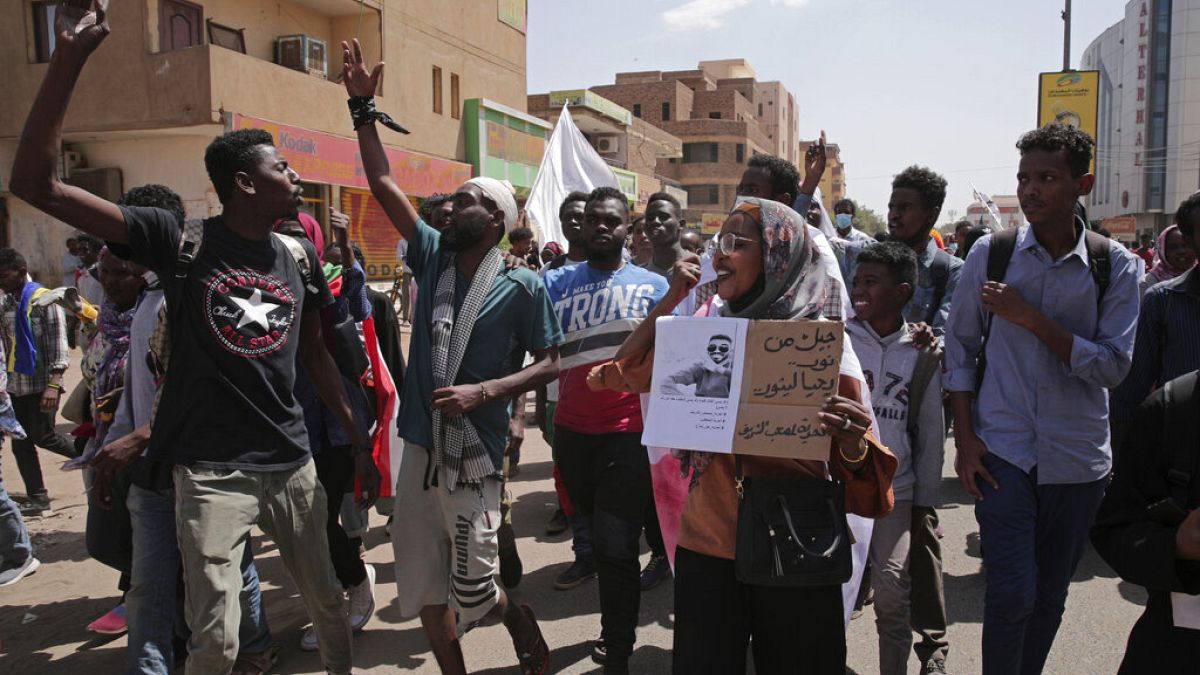 متظاهرون سودانيون ضد الانقلاب العسكري في أكتوبر 2021 الذي أدى إلى سقوط عشرات القتلى وآلاف الجرحى واعتقالات عديدة، في الخرطوم، السودان، الإثنين 28 فبراير 2022