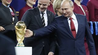 Rusya Devlet Başkanı Vladimir Putin 2018 Dünya Kupası final karşılaşması öncesi kupaya dokunurken