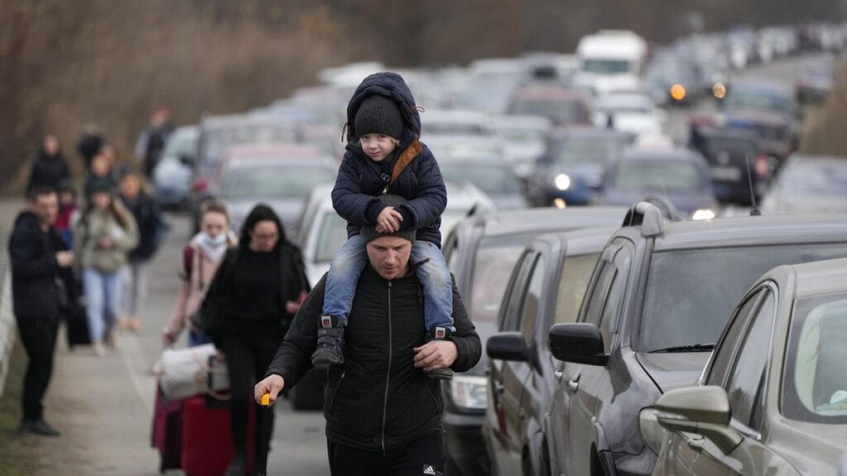 اللاجئون الأوكرانيون يعبرون الحدود من أوكرانيا إلى مولدوفا، عند نقطة عبور ماياكي أودوبني،  السبت 26 فبراير 2022. 