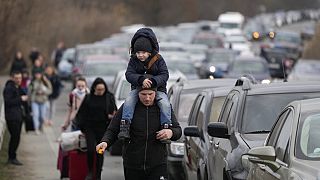 اللاجئون الأوكرانيون يعبرون الحدود من أوكرانيا إلى مولدوفا، عند نقطة عبور ماياكي أودوبني،  السبت 26 فبراير 2022.