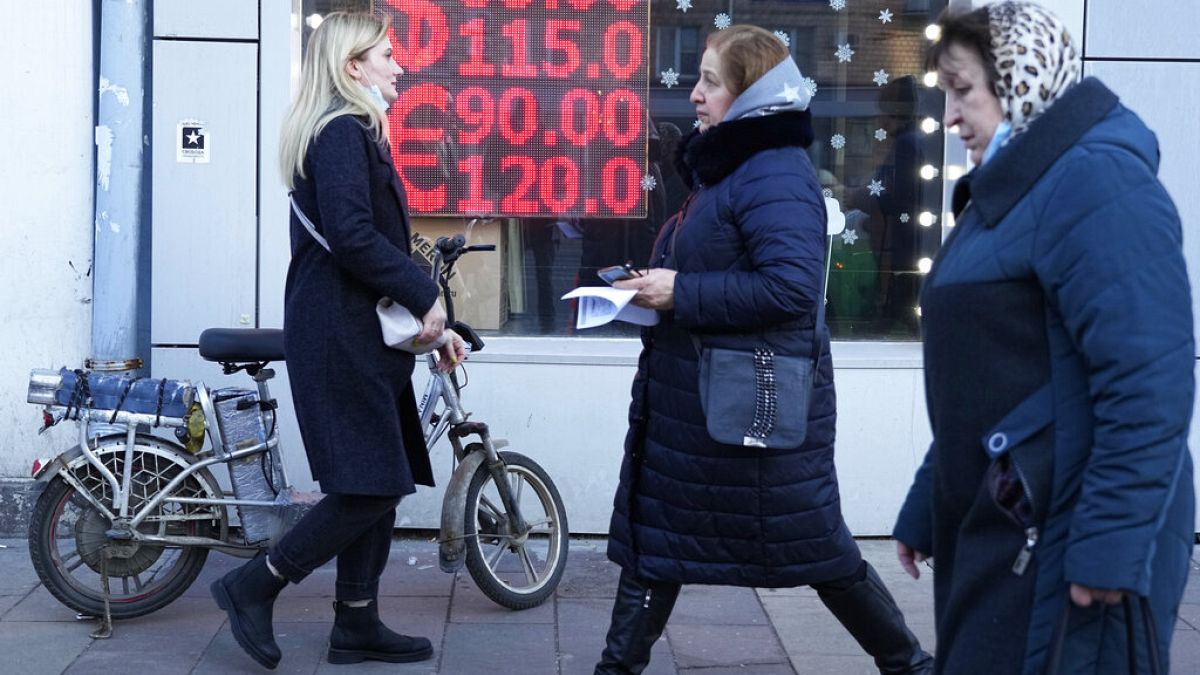 Les taux de change du rouble en dollar et en euro affiché à Moscou, le 28 février 2022