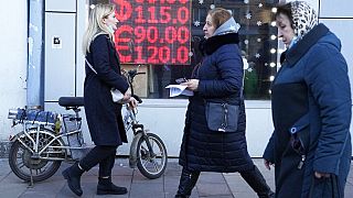 Les taux de change du rouble en dollar et en euro affiché à Moscou, le 28 février 2022