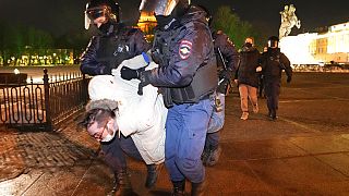 Un manifestant est arrêté par la police russe à Saint-Pétersbourg lundi 28 février.