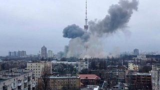На этом снимке, размещенном на странице МВД Украины в Facebook 1 марта 2022 года, виден дым после ракетного обстрела столичного телецентра в Киеве