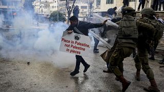 عناصر من قوات الأمن الإسرائيلية تقمع متظاهرا فلسطينيا خلال مظاهرة لإحياء ذكرى مجزرة الحرم الإبراهيمي عام 1994 في مدينة الخليل. 2022/02/25