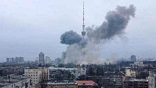 La tour de télévision à Kiev après avoir été touchée par une frappe russe, le 1er mars 2022