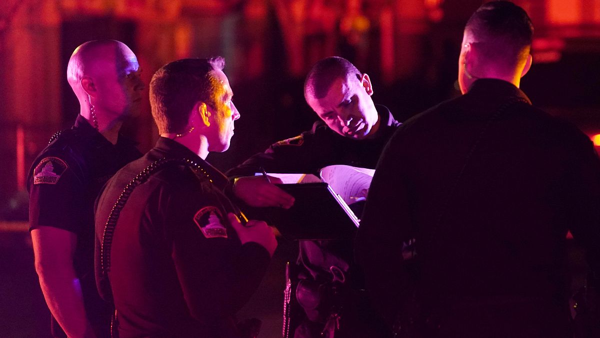 شرطة مقاطعة ساكرامنتو قرب مكان حادث إطلاق رجل النار وقتل بناته الثلاث ومرافقتهم ونفسه في كنيسة في ساكرامنتو - كاليفورنيا. 2022/02/28
