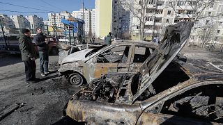 Kiégett járművek roncsai egy bombatámadást követően Kijevben