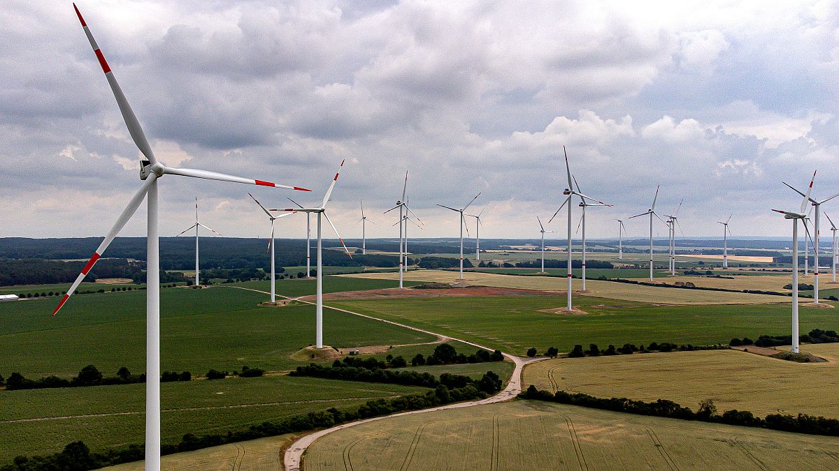 حقل الرياح "أوديرفورلاند" في جاكوبسدورف بالقرب من فرانكفورت - ألمانيا. 2021/06/25