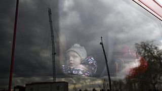 Miles de ucranianos tratan de salir de Kiev huyendo de la guerra