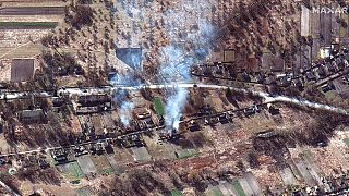 Auf Satellitenbildern ist der russische Militärkonvoi sowie brennende Häuser nordwestlich von Iwankiw, Aufnahme vom 28. Februar 2022