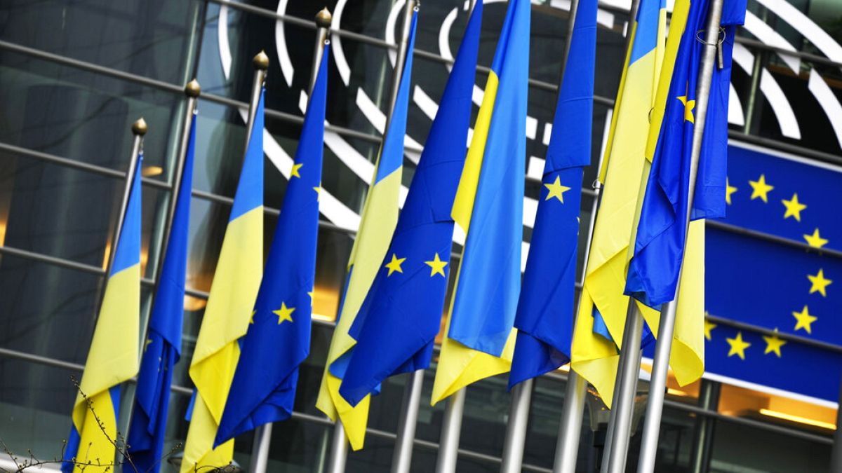Die Flaggen der Ukraine und der Europäischen Union Seite an Seite vor einer außerordentlichen Plenarsitzung zur Ukraine im EU-Parlament.