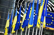 Ουκρανικές και σημαίες της ΕΕ έξω από το κτίριο του Ευρωκοινοβουλίου στις Βρυξέλλες