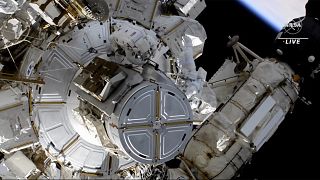 رائدا الفضاء شين كيمبرا من ناسا وتوماس بيسكيت الفرنسي خارج محطة الفضاء الدولية. 2021/07/25