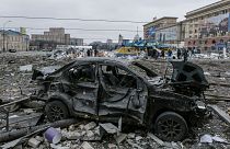 Destroços no local de um dos bombardeamentos em Kharkiv deste dia 6 da invasão