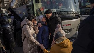 A la gare routière de Lviv (ouest de l'Ukraine), certains prennent le bus pour la Pologne, d'autres restent au pays - le 01/03/2022