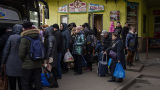 Люди ждут автобуса из Львова в Польшу