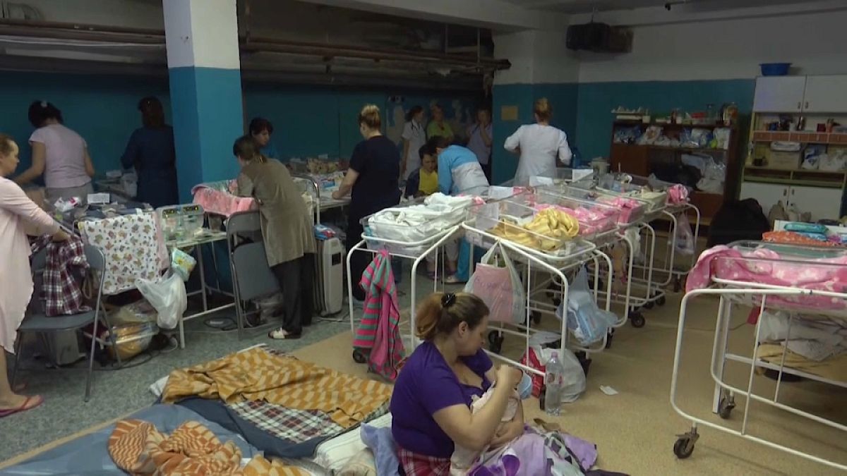جناح الولادة في مستشفى محلي بكييف ينتقل إلى ملجأ تحت الأرض