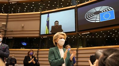 رئيسة المفوضية الأوروبية أورسولا فون دير لاين تصفق بعد خطاب ألقاه الرئيس الأوكراني فولوديمير زيلينسكي، عبر رابط فيديو خلال جلسة استثنائية حول أوكرانيا في البرلمان الأوروبي.
