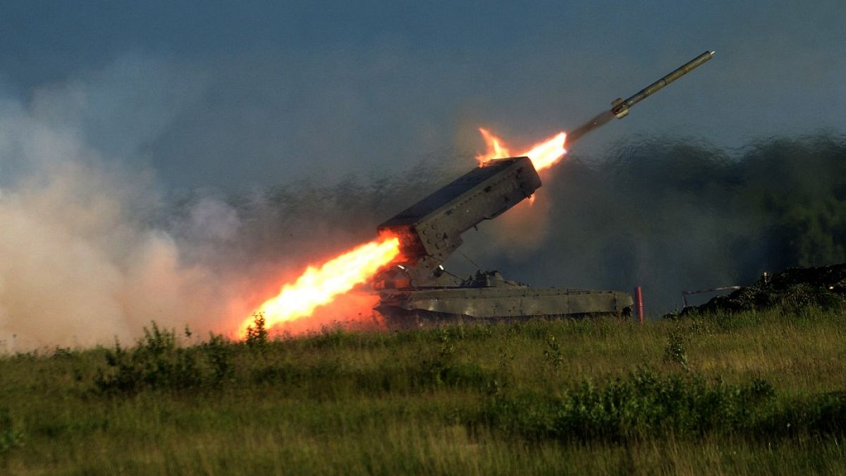 Un système de lance-flammes lourd russe TOS-1 tire pendant le forum militaire international " Army-2015 " à Kubinka, en dehors de Moscou, le 16 juin 2015.