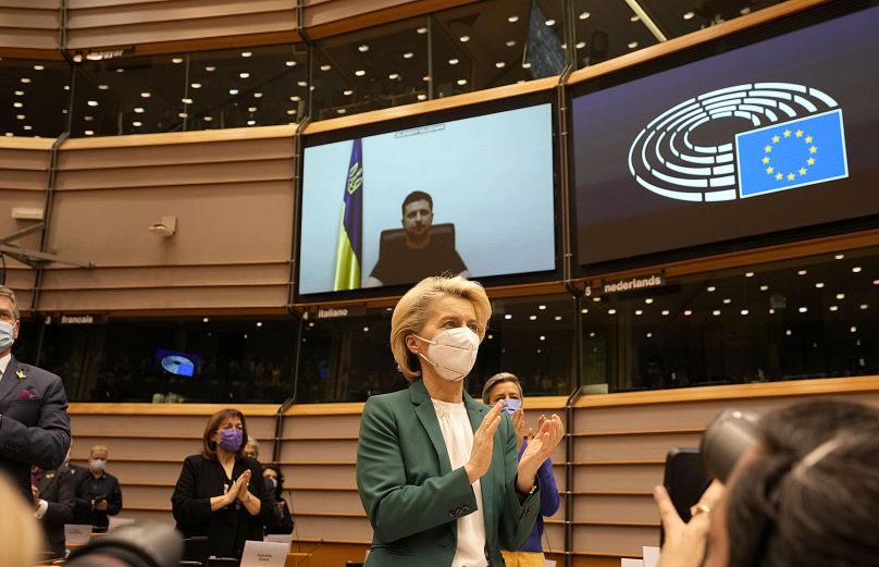 تشویق نمایندگان پارلمان اروپا بعد از سخنررانی مجازی زلنسکی در اول مارس ۲۰۲۲