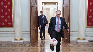 ARCHIVO - El presidente ruso Vladimir Putin, juega con un balón oficial de la Copa Confederaciones de la FIFA 2017, 25/11/2016, Moscú, Rusia