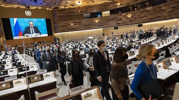 السفراء والدبلوماسيون يغادرون القاعة خلال كلمة وزير الخارجية الروسي سيرغي لافروف بالفيديو في مؤتمر نزع السلاح في جنيف - سويسرا. الثلاثاء 1 مارس 202