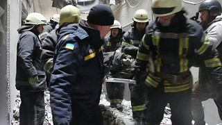 فرق الإغاثة في خاركيف تنتشل ضحايا القصف الروسي.