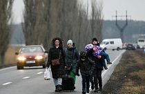 پناهندگان اوکراینی پس از عبور از ایست بازرسی مرز مولداوی-اوکراین در نزدیکی شهر پالانکا، جاده ای را طی می کنند.
