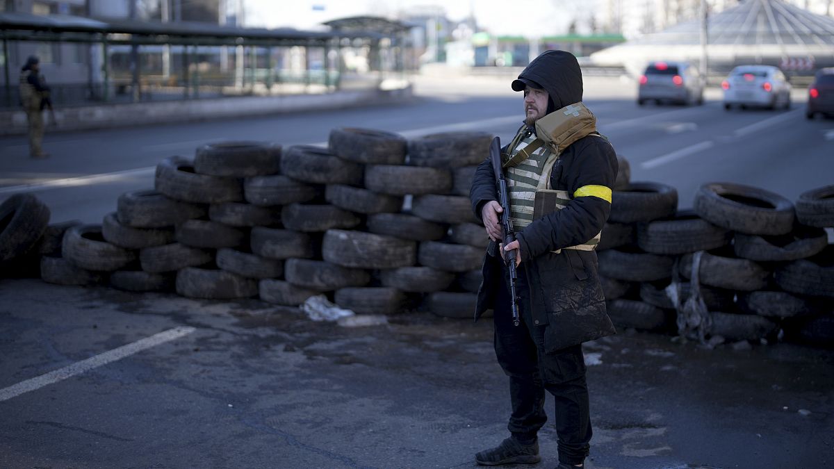 Miembro de una milicia civil ucraniana ante un control de carretera