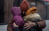 يودع الأوكراني بافلو بيلوديد زوجته وابنته أثناء استعدادهما لركوب حافلة متجهة إلى بولندا في محطة حافلات لفيف الرئيسية في غرب أوكرانيا.