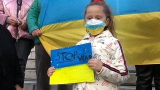 Μικρό κοριτσάκι με μήνυμα «Σταματήστε τον πόλεμο»