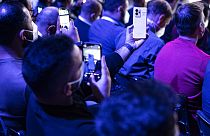 Un visitante toma una foto de un teléfono Realme durante el Mobile World Congress 2022 en Barcelona, España, el lunes 28 de febrero de 2022