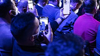 Un visitante toma una foto de un teléfono Realme durante el Mobile World Congress 2022 en Barcelona, España, el lunes 28 de febrero de 2022