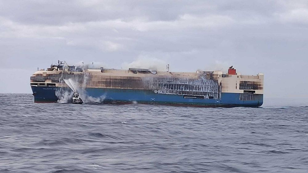 Enorme cargueiro com carro elétrico afunda no Oceano Atlântico após incêndio