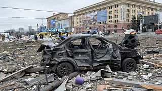 Une vue de la place à l'extérieur de l'hôtel de ville local endommagé de Kharkiv le 1er mars 2022, détruit à la suite du bombardement des troupes russes.
