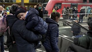 Müde nach der langen Fahrt: Ankunft von ukrainischen Flüchtlingen in Berlin
