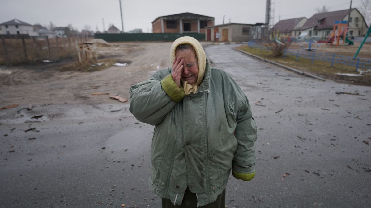 سيدة أوكرانية تبكي إثر قصف روسي لمنطقة سكنها